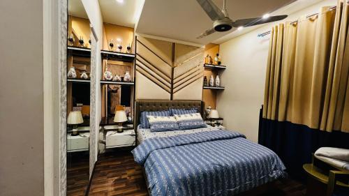 - une chambre avec un lit et des étagères dans l'établissement Sky Heights Executive Apartments Facing Centaurus Mall Islamabad, à Islamabad