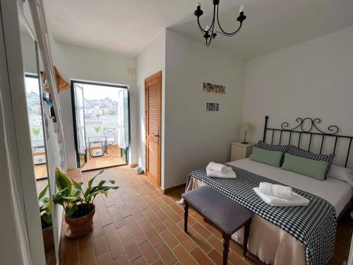 - une chambre avec un lit, une table et une chaise dans l'établissement Casa Cebollino & Zarabanda, à Vejer de la Frontera