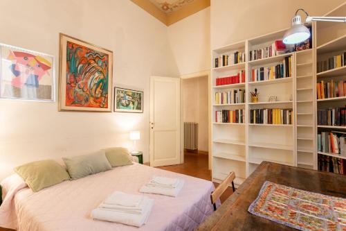 Santa Croce Dante's View Apartment with Terrace by Halldis
