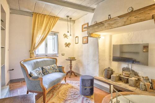 een woonkamer met een stoel en een open haard bij La Bomboniera - Together in Tuscany in Cortona