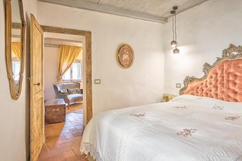een slaapkamer met een bed met een witte sprei bij La Bomboniera - Together in Tuscany in Cortona