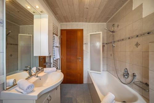 La salle de bains est pourvue d'une baignoire et d'un lavabo. dans l'établissement Gartnerhof Apt Rose, à Fleres
