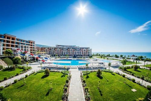 Bazén v ubytování Seaside Serenity Studio - Premier Fort Beach nebo v jeho okolí