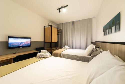 聖保羅的住宿－VS12 - Studio Moderno p/ 4: Próximo ao Allianz Parque c/ Estacionamento!，酒店客房设有两张床和一台平面电视。