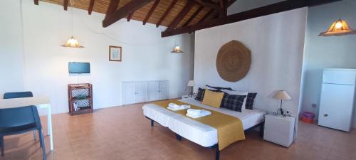 een slaapkamer met een bed en een tafel in een kamer bij Quinta do Lagar - Rural Retreat by the Beach #6 in Albufeira