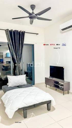 Televisyen dan/atau pusat hiburan di New Condo - Free Parking, Wifi, Near SZB & Ikea