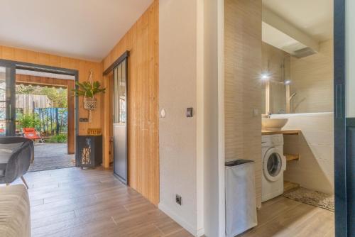 une cuisine et un salon avec laveuse et sécheuse dans l'établissement Comme Un Petit Chalet, à La Teste-de-Buch