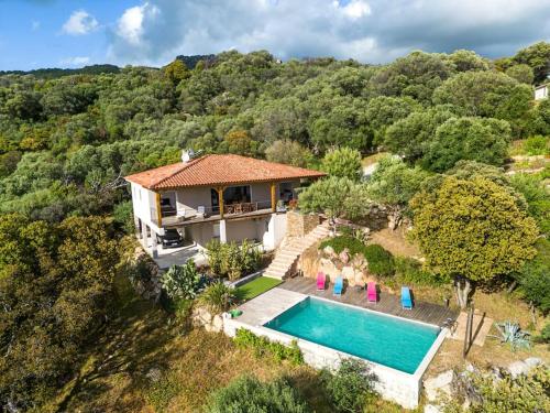 une vue aérienne d'une maison avec piscine dans l'établissement Maison vue Mer et Maquis, à Olmeto