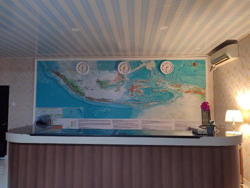 H. V Hotel Bandara Gorontalo في Bongomeon: خريطة كبيرة على جدار الغرفة