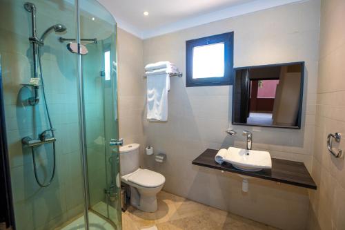 La salle de bains est pourvue d'une douche, de toilettes et d'un lavabo. dans l'établissement Oliva Hotel Condominium Marrakech, à Marrakech