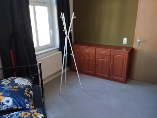 a white tripod in a room with a window at Stadtblick 1 Monteuersfreud in Eisenberg