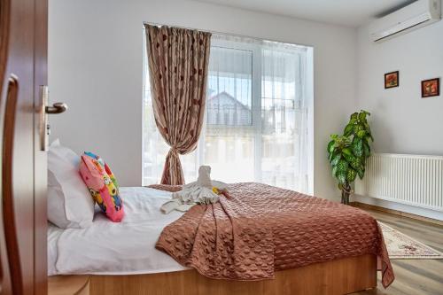 a bedroom with a bed and a window at Elite Mamaia Nord in Năvodari