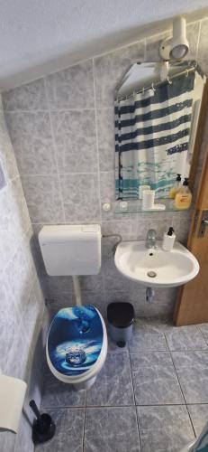 ein kleines Bad mit WC und Waschbecken in der Unterkunft Apartman Vodice centar 3 in Vodice