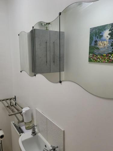 A bathroom at Inviting 3-Bed House in Bolton