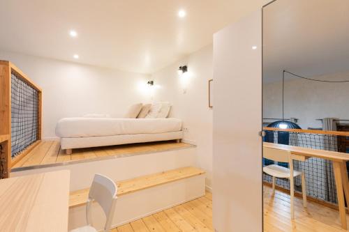 - une chambre avec un lit au-dessus d'un mur dans l'établissement SmartStay Duplex - Centre-ville, à Lyon