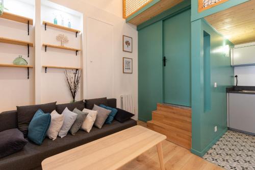 un salon avec un canapé et une table dans l'établissement SmartStay Duplex - Centre-ville, à Lyon