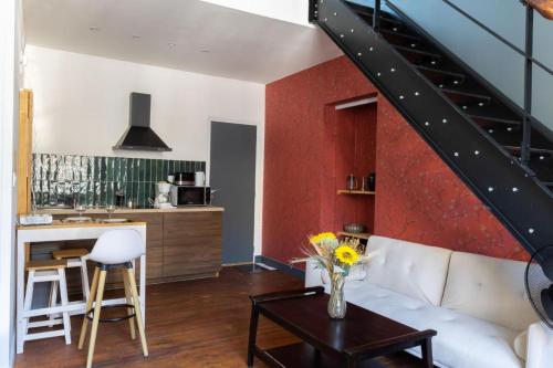 a living room with a white couch and a red wall at Jambi, Zoo de Beauval in Saint-Aignan