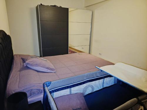 Cette petite chambre comprend un lit et une armoire. dans l'établissement Luxurious 2, à Bruxelles