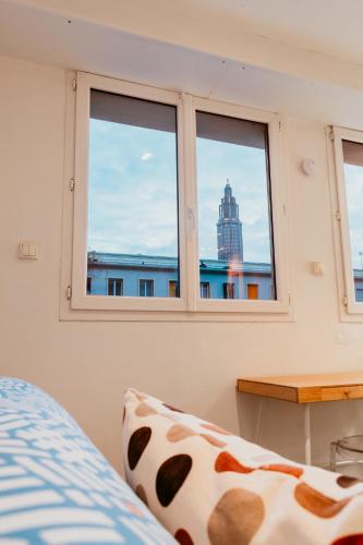 - une chambre avec une fenêtre donnant sur un bâtiment dans l'établissement Foch, au Havre