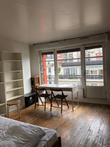 PARIS 75013 - petite Chambre lumineuse dans une colocation de 3 bien située proche TRAM RER B et métros