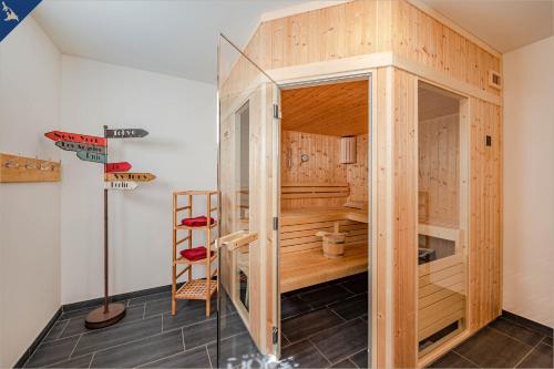 eine kleine Sauna mit Leiter in einem Zimmer in der Unterkunft Villa Doris Whg 3 Flora in Heringsdorf