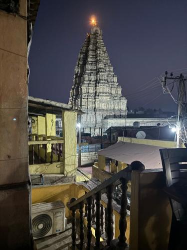 - une vue sur un grand temple la nuit dans l'établissement Mahesh home stay, à Hampi