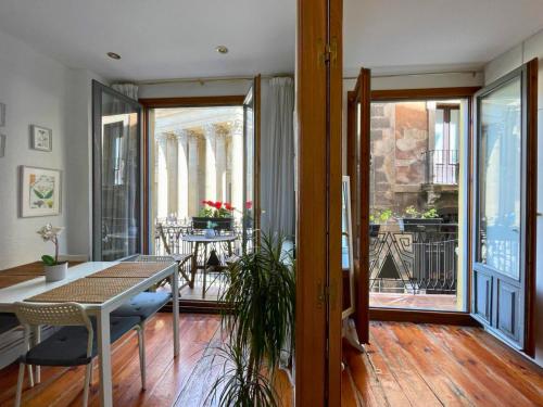 sala de estar con mesa y balcón en TOP APARTMENT frente a la Catedral, en Pamplona