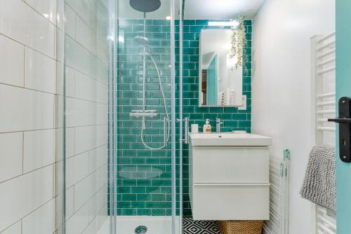 une salle de bain avec une douche en verre et un lavabo dans l'établissement Smartstay Louis Chazette - Proche Centre-ville, à Lyon