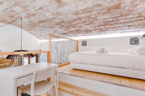 une chambre avec un lit blanc et un bureau dans l'établissement Smartstay Louis Chazette - Proche Centre-ville, à Lyon