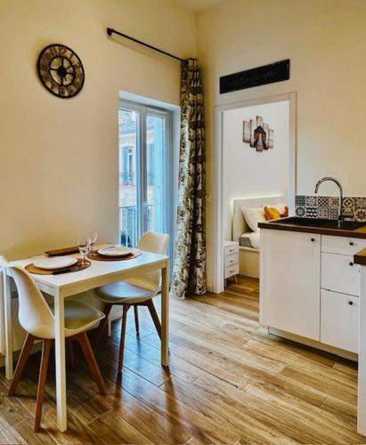 une cuisine et une salle à manger avec une table et des chaises dans l'établissement Charmant et lumineux appartement, à Montpellier
