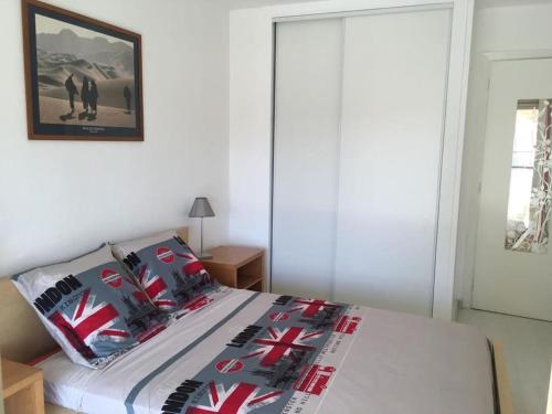 een slaapkamer met een bed en een foto aan de muur bij Beau 2P - 500m du Palais Cannes in Cannes