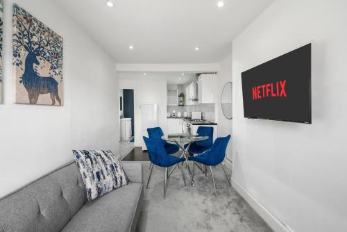 ロンドンにあるStunning 1 & 2 bedroom Apartments Central London ZONE 1のリビングルーム(ソファ、青い椅子付)