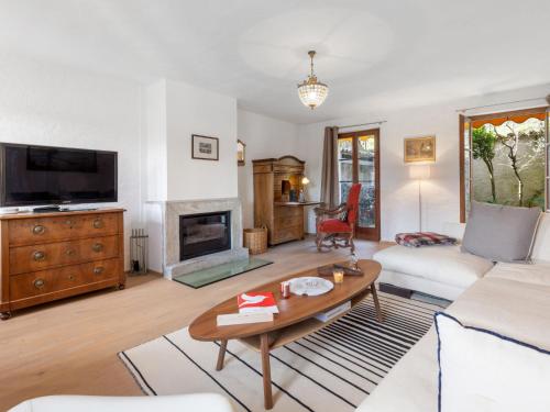 ein Wohnzimmer mit einem Sofa und einem Tisch in der Unterkunft Holiday Home Casa Dumont by Interhome in Manno