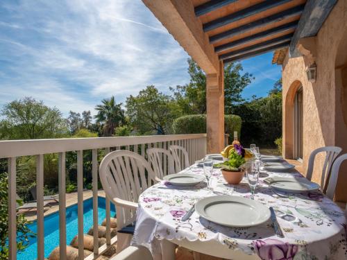 - une table sur le balcon d'une maison dans l'établissement Holiday Home Bartavelle by Interhome, à Guerre Vieille
