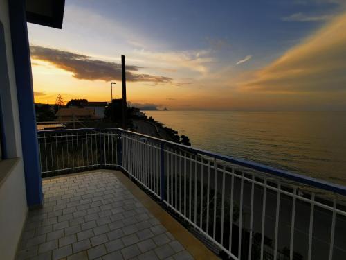 Un balcón o terraza de Appartamento in riva al mare