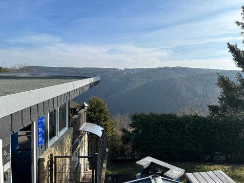 a house with a view of the mountains at Bungalow Schwarzatalblick in Bad Blankenburg Ortsteil Böhlscheiben in Bad Blankenburg