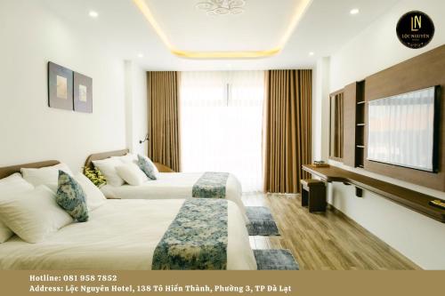 ein Hotelzimmer mit 2 Betten und einem Sofa in der Unterkunft Lộc Nguyên Hotel Dalat in Xuan An