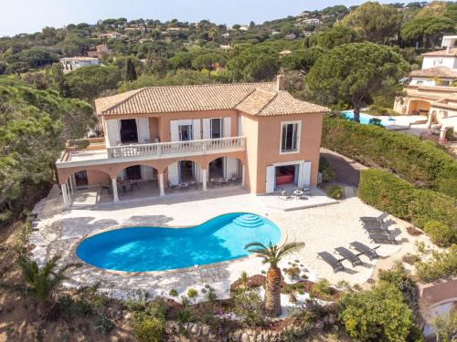 une vue aérienne d'une villa avec piscine dans l'établissement Villa Cacharel by Interhome, à Sainte-Maxime