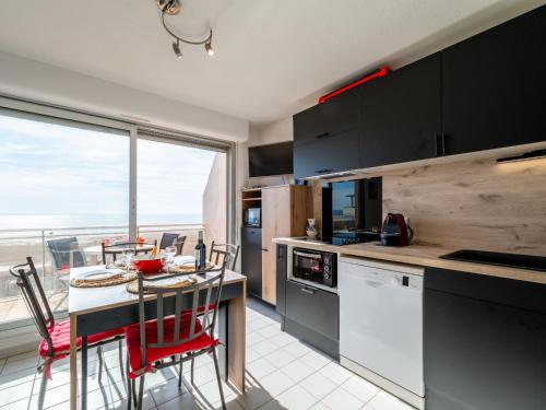 une cuisine avec un comptoir et une table avec des chaises dans l'établissement Apartment Les Terrasses du Levant-2 by Interhome, à Narbonne-Plage