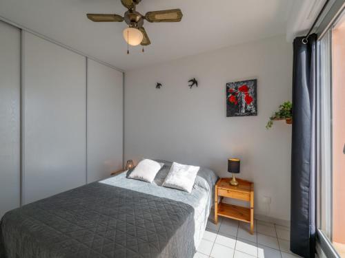 une chambre avec un lit et un ventilateur de plafond dans l'établissement Apartment Les Terrasses du Levant-2 by Interhome, à Narbonne-Plage