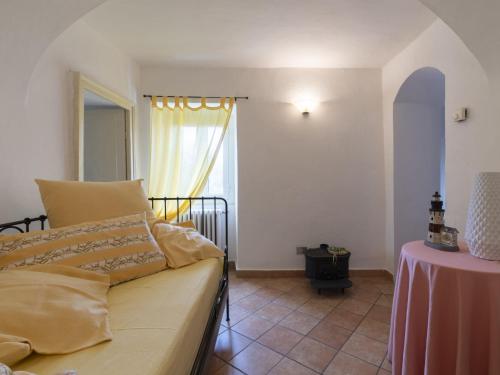 Caramagna LigureにあるHoliday Home Casa Pina - IMP233 by Interhomeのリビングルーム(ソファ、テーブル付)