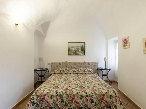 Caramagna LigureにあるHoliday Home Casa Pina - IMP233 by Interhomeのベッドルーム1室(花柄のベッドカバー付)