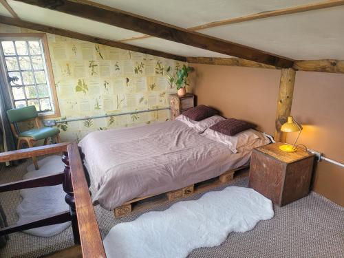 LlandeglaにあるThe Summerhouseのベッドルーム1室(ベッド1台、テーブル、窓付)