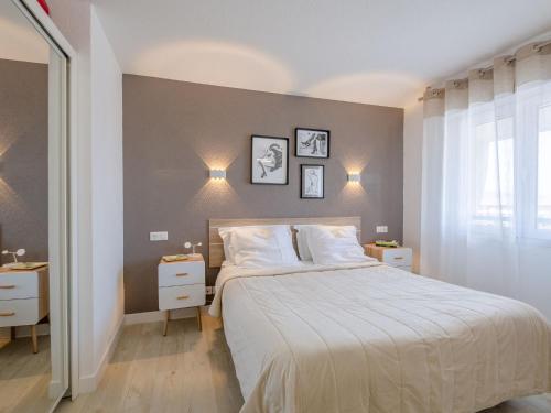 une chambre avec un grand lit avec deux tables de nuit dans l'établissement Apartment Royal Marine-2 by Interhome, à Fréjus