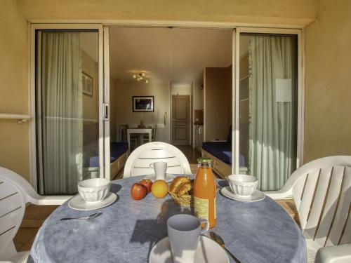 TV a/nebo společenská místnost v ubytování Apartment Les Rivages de Coudoulière-14 by Interhome