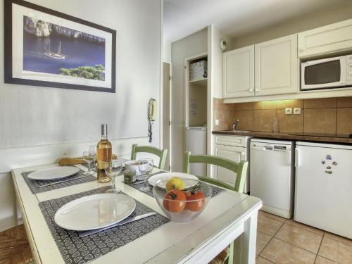 une cuisine avec une table avec un bol de fruits dessus dans l'établissement Apartment Les Rivages de Coudoulière-14 by Interhome, à Six-Fours-les-Plages