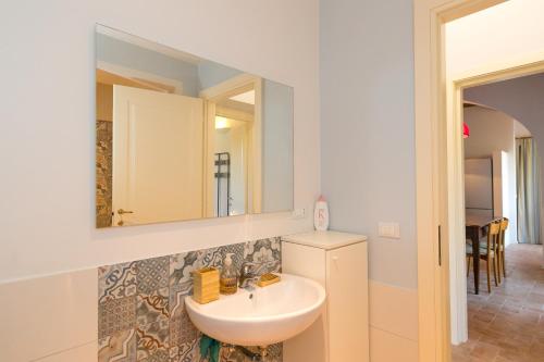 a bathroom with a sink and a mirror at Enrichetta a Cecina in Cecina