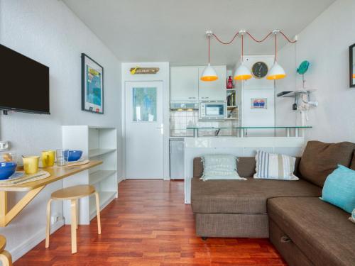 un salon avec un canapé et une table dans l'établissement Apartment Primavéra-7 by Interhome, à Lacanau-Océan