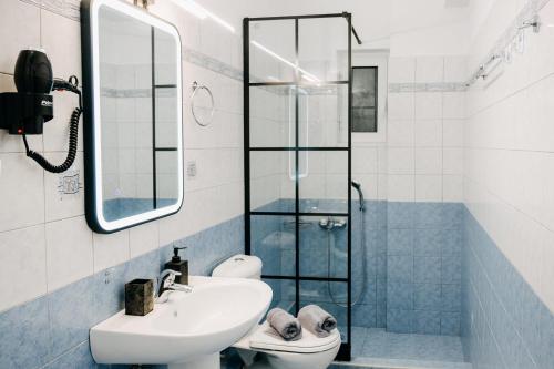 W łazience znajduje się toaleta, umywalka i prysznic. w obiekcie White&Wood w mieście Patras