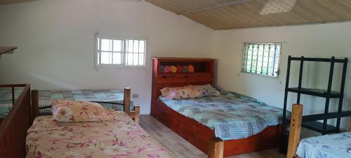Río Grande的住宿－Cabaña la Francesa，一间卧室设有两张床和两个窗户。